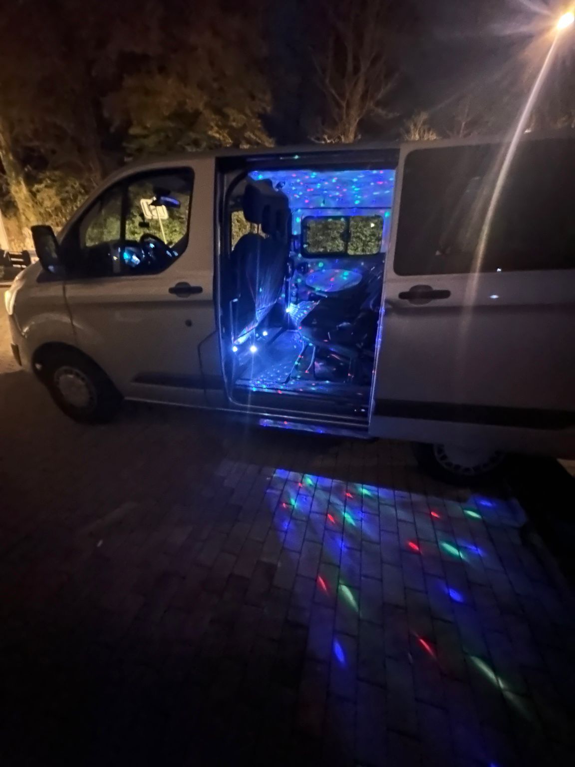 Fahrzeug von Personenbeförderung Rempel mit Lichtstimmung für Eventfahrten
