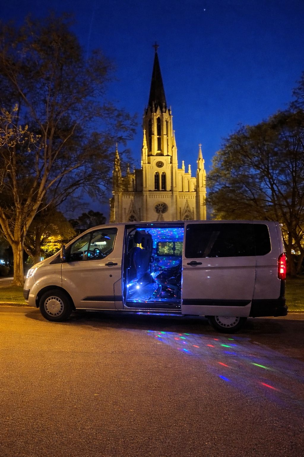 Fahrzeug von Personenbeförderung Rempel bei einer Eventfahrt am Abend