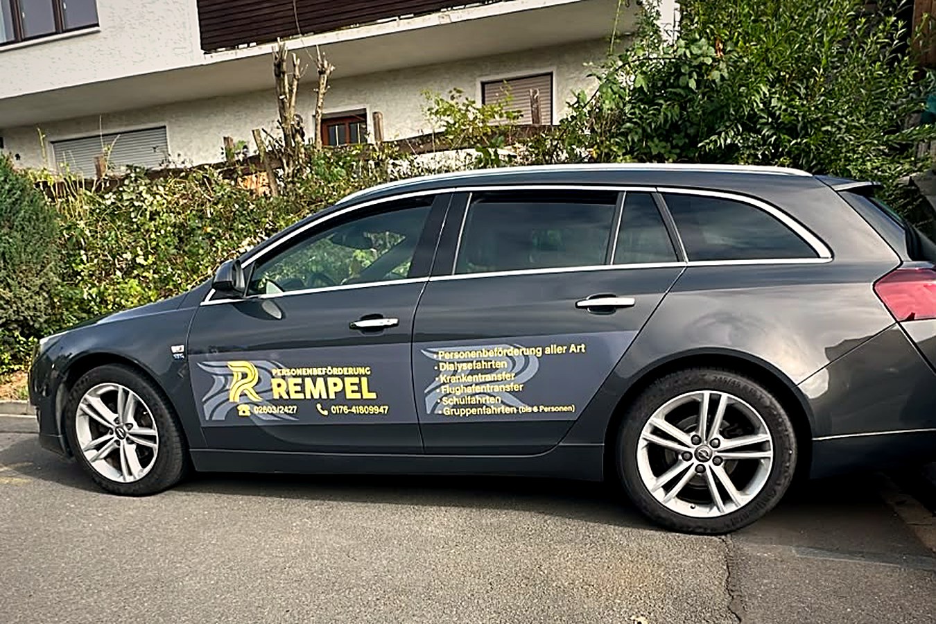 Kombi von Personenbeförderung Rempel mit Firmenbeschriftung