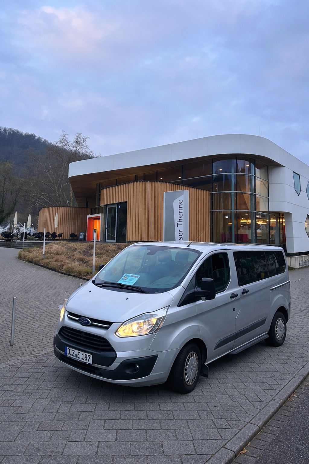 Fahrzeug von Personenbeförderung Rempel vor der Emser Therme